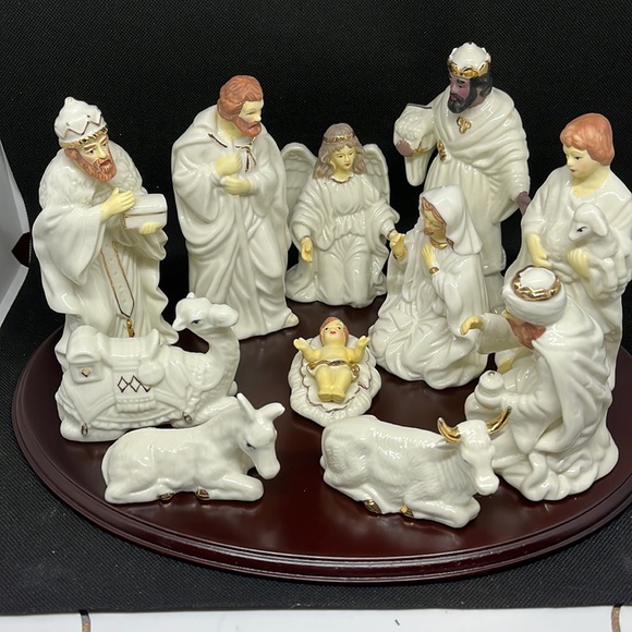 Vintage Home For The Holidays Porcelain Nativity Set with wood base. - Picture 1 of 6